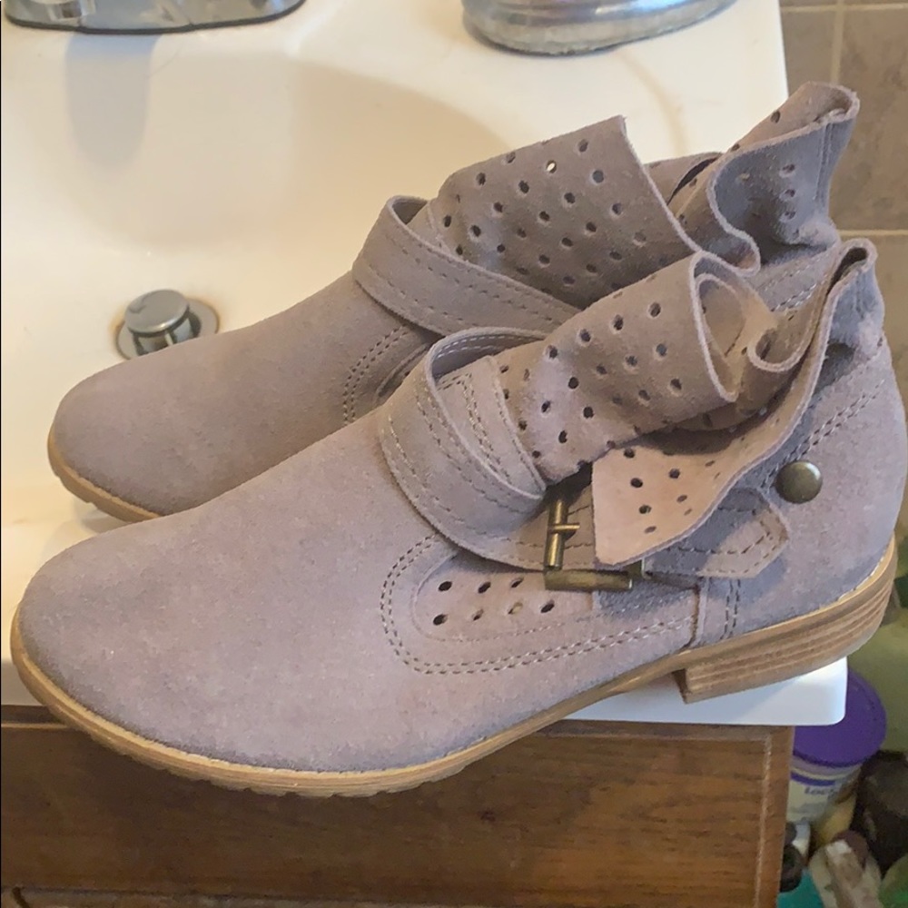 Restricted booties - Picture 3 of 8
